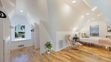 2 bedrooms, desk, iron/ironing board, WiFi