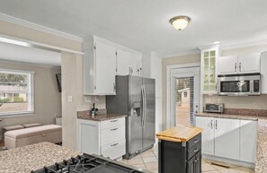 Kjøleskap, mikrobølgeovn, ovn og kokeplater