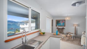 Deluxe Apartment, Non Smoking | Private kitchen