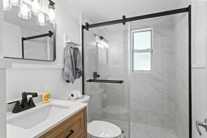 Shower, hair dryer, towels, soap - Bright Jax Beach Pool Retreat with Heat, AC, WiFi, Bikes etc (Jacksonville Beach)