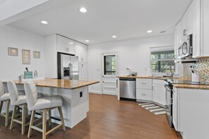 Kylskåp, mikrovågsugn, ugn och spishäll