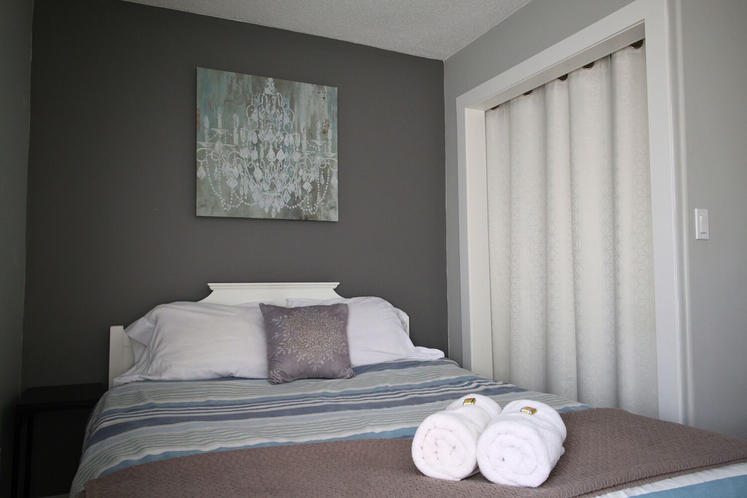 4 عدّة غرف نوم ومكواة/لوح كي وواي فاي وملاءات أسرّة