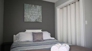 4 عدّة غرف نوم ومكواة/لوح كي وواي فاي وملاءات أسرّة