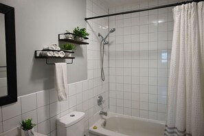 Suihku, hiustenkuivaaja, pyyhkeet, saippua