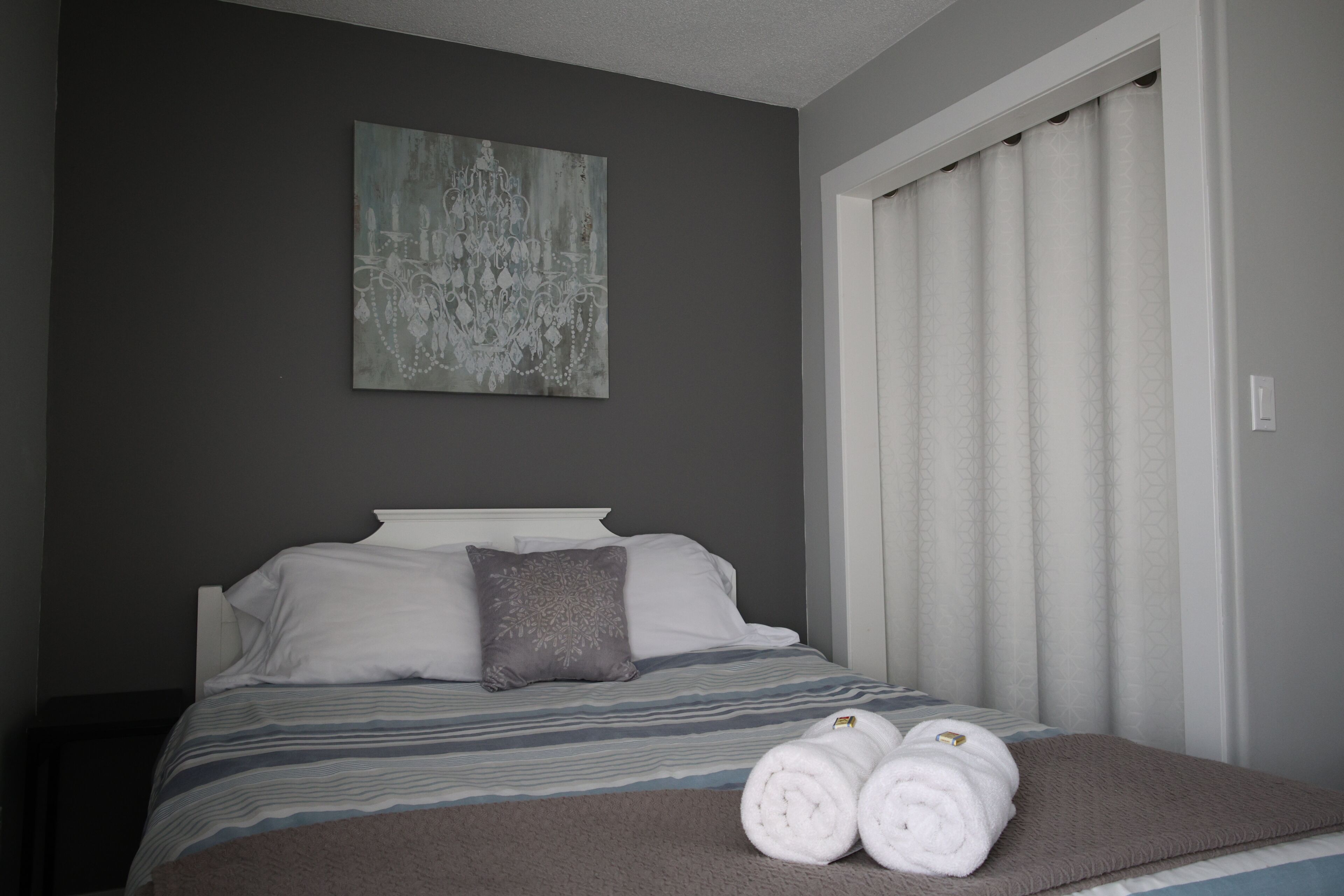 4 bedrooms, iron/ironing board, WiFi, bed sheets