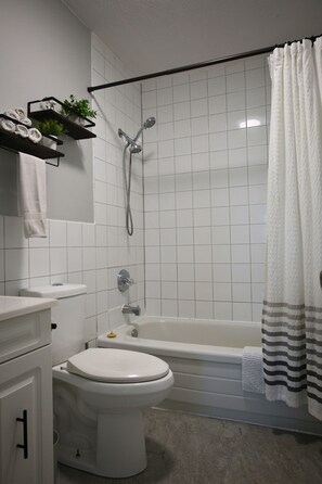 Shower, hair dryer, towels, soap - Le Chalet - Spacious home with Large Parking (Cochrane)