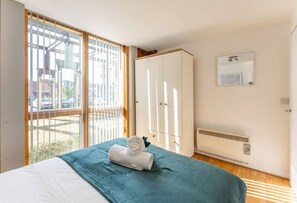 2 Schlafzimmer, Schreibtisch, Bügeleisen/Bügelbrett, WLAN