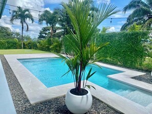Una piscina al aire libre