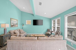 42-inch Smart TV with digital channels, Netflix, Hulu - Beach House - Surfs Up Under Tow by PHG (St. George Island)