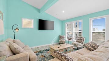 House, 3 Bedrooms | Living area | 42-inch Smart TV with digital channels, Netflix, Hulu