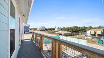 House, 3 Bedrooms | Balcony