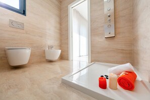 Shower, towels - Villa Aqua 2 (Albufeira)