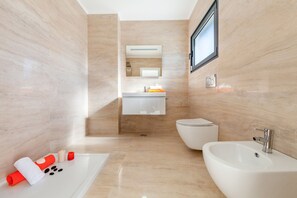 Shower, towels - Villa Aqua 5 (Albufeira)