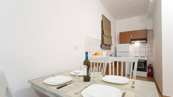 Apartemen Keluarga, teras, pemandangan halaman | Setrika/meja setrika