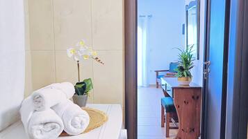 Apartemen Keluarga, teras, pemandangan halaman | Kamar mandi
