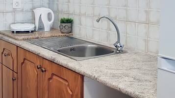 Apartemen Keluarga, teras, pemandangan halaman | 1 kamar tidur, seprai premium, dan tempat tidur Tempur-Pendic