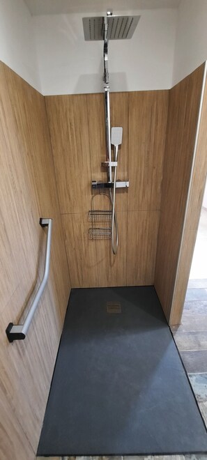 Dusj, hårføner, håndklær og såpe
