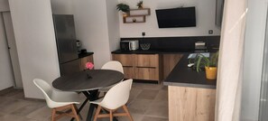 Dining - In the heart of Provence between Alpilles and Luberon, Avignon and Aix en Provence. (Vernègues)