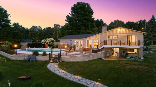 Lakehouse - Heated Pool, Hot Tub, Kayaks, Games, Fire Pit