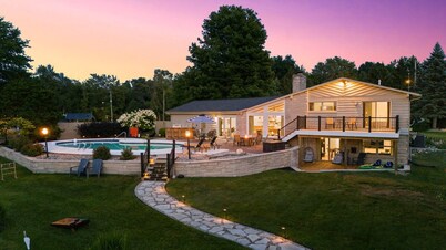 Lakehouse - Heated Pool, Hot Tub, Kayaks, Games, Fire Pit