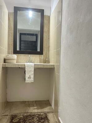 Secador de pelo, toallas, jabón, papel higiénico