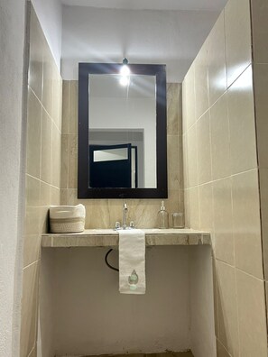 Asciugacapelli, asciugamani, sapone, carta igienica