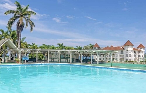 Paradice By The Sea, studio with AC and Wi-Fi in delightful Montego Bay