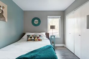 2 slaapkamers, een bureau, een strijkplank/strijkijzer, reisbedje