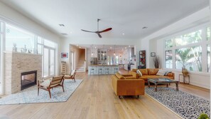 Smart TV, fireplace - Modern 4-bedroom house in historic Old Northeast St. Pete, 1 mile to downtown (St. Petersburg)