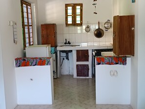 Fridge, oven, stovetop, coffee/tea maker