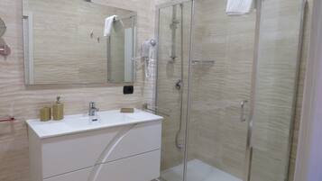 Doccia, asciugacapelli, bidet, asciugamani