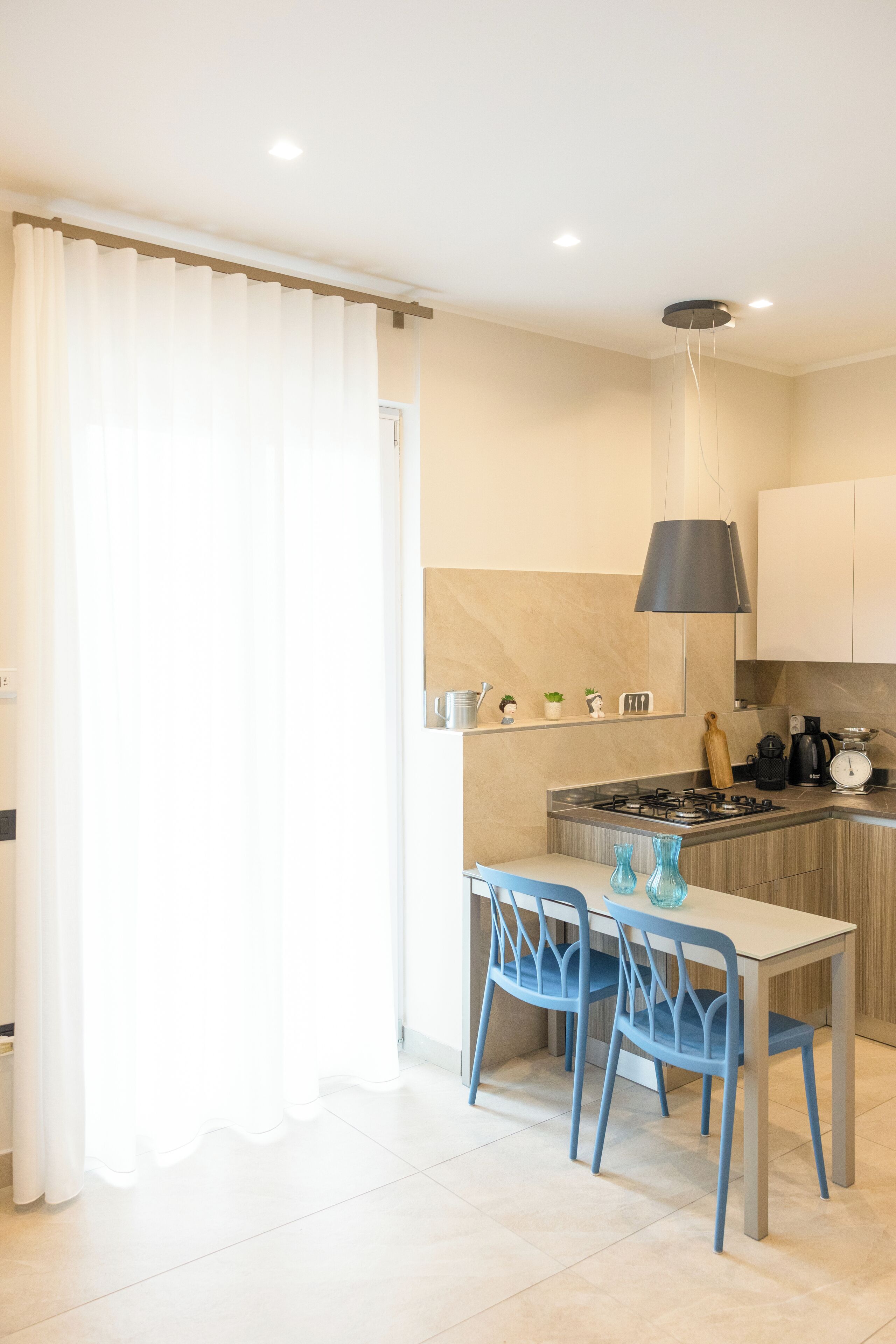 Geladeira, cooktop, talheres/pratos/utensílios de cozinha