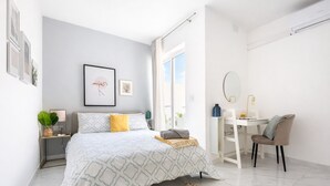 Une chambre à coucher moderne, avec un lit, une table de chevet et un bureau avec une chaise.