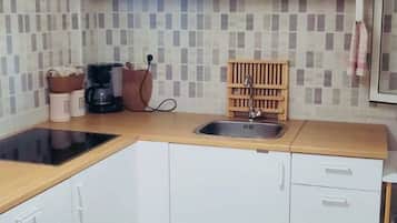 Fridge, oven, stovetop, coffee/tea maker