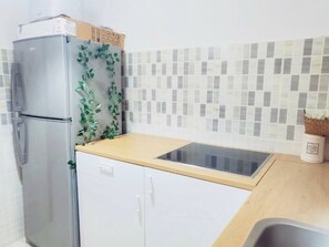 Fridge, oven, stovetop, coffee/tea maker - Nami's House (TETOUAN )