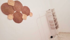 Ein Zimmer mit an der Wand befestigten Stauraum und weißem Boden.