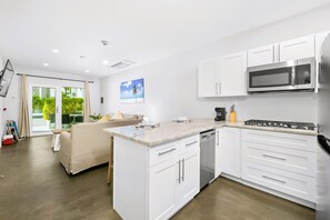 Microwave, oven, stovetop, dishwasher - LUX Villas by Bocobay (Noord)