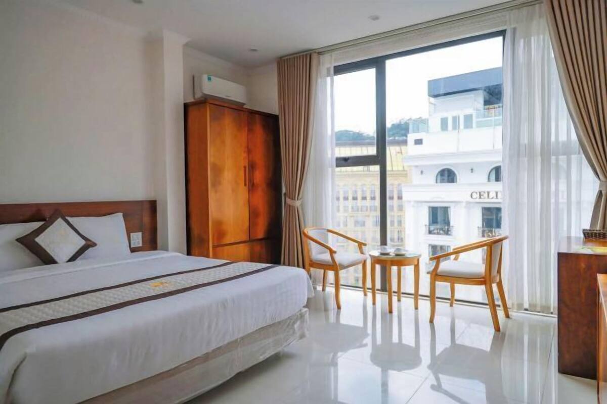 Hochwertige Bettwaren, Betten mit Memory-Foam-Matratzen, Minibar