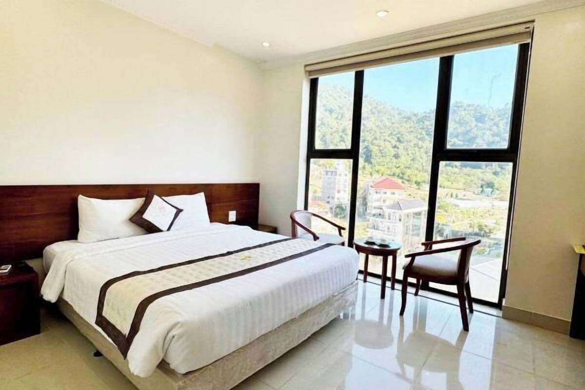 Hochwertige Bettwaren, Betten mit Memory-Foam-Matratzen, Minibar