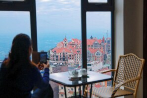 Habitación doble superior, baño privado, vistas a la ciudad | Ropa de cama de alta calidad, colchones viscoelásticos, minibar