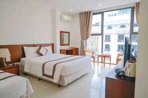 Superior driepersoonskamer, meerdere bedden, privébadkamer, uitzicht op stad | Luxe beddengoed, bedden met traagschuimmatras, een minibar