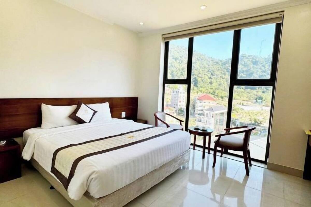 Hochwertige Bettwaren, Betten mit Memory-Foam-Matratzen, Minibar