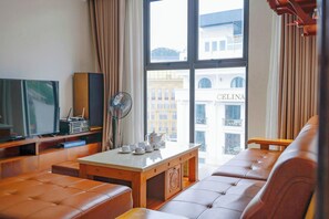 Royal tweepersoonskamer, bad, uitzicht op stad | Luxe beddengoed, bedden met traagschuimmatras, een minibar