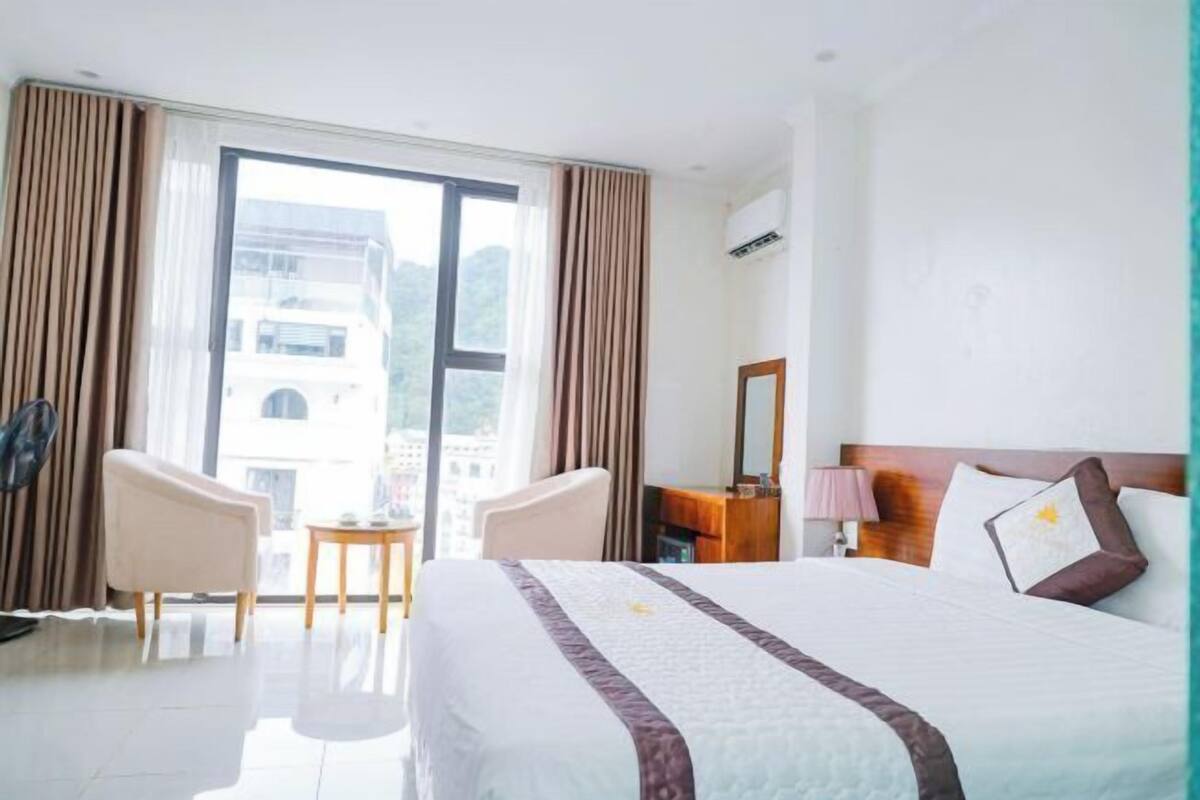 Hochwertige Bettwaren, Betten mit Memory-Foam-Matratzen, Minibar