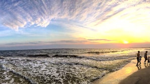 A beach scene with waves and a sunset. - Stay in a Historic Beachfront Gem with Unmatched Ocean Views (Port St. Joe)