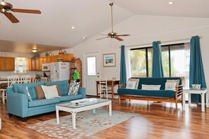 House, 1 King Bed with Sofa bed (Blue Moon Cottage) | Living area
