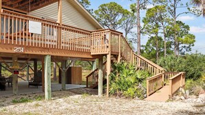 Un bâtiment en bois à deux étages, doté d’un balcon et d’un escalier menant à l’étage supérieur.