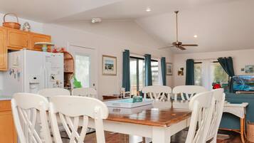 House, 1 King Bed with Sofa bed (Blue Moon Cottage) | Dining