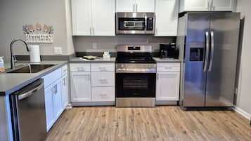 Geladeira, micro-ondas, fogão, cooktop