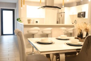 Dining - Luxurious and spacious house with excellent location, ideal for large families. (Miami)